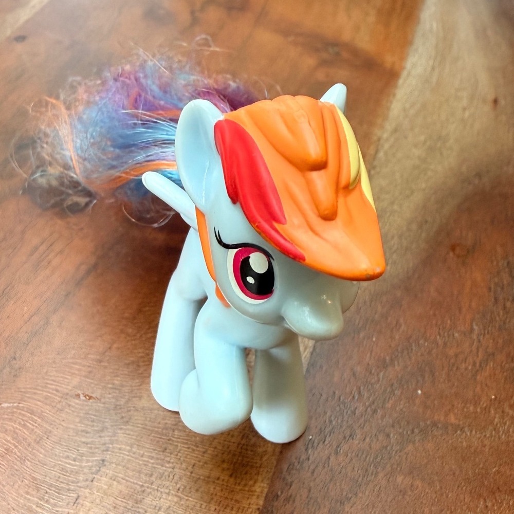 My Little Pony Rainbow‎ Dash Figure Hasbro 2011 Blue Pegasus Rainbow Tail Toy